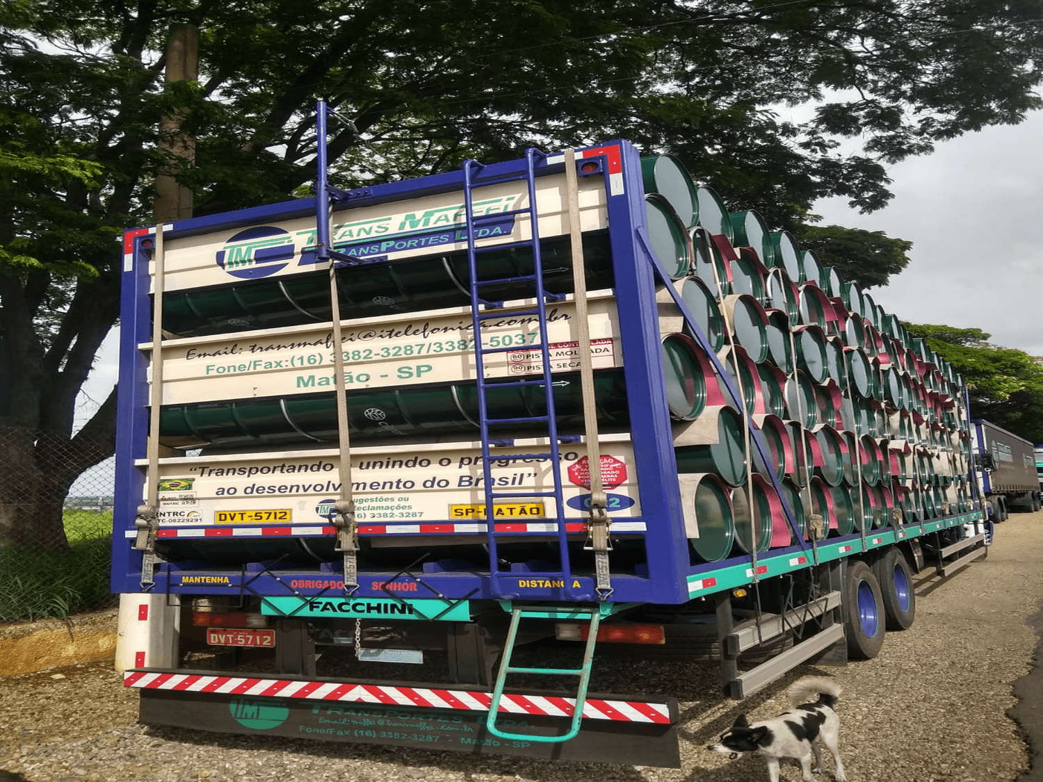 Foto do compartimento do veículo da Transmaffei Transportes