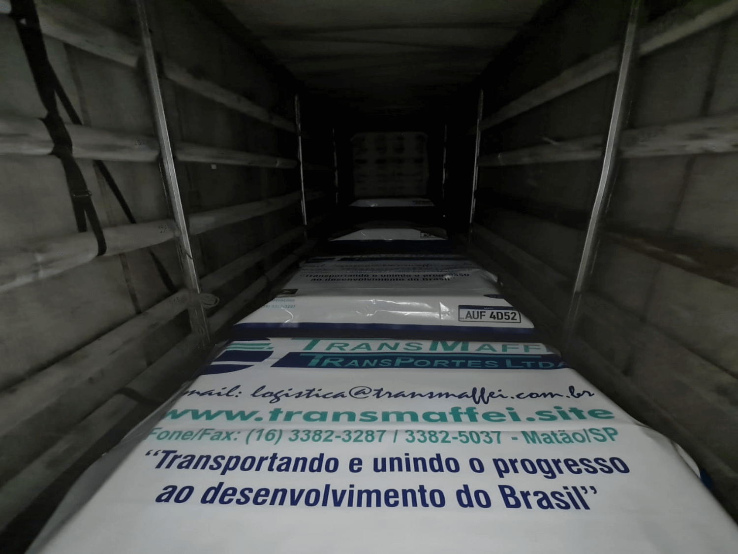 Foto do compartimento do veículo da Transmaffei Transportes